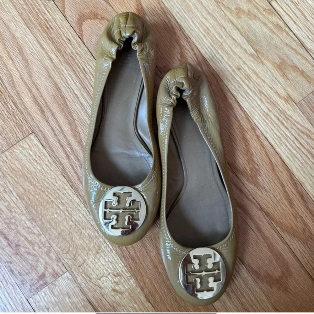 Tory Burch Black Leather Flats with Gold Logo - Picture 8 of 12